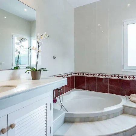 Вилла Gran Con Piscina Delante La Playa Cala Blanca